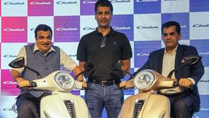 சேத்தக் டிசைன் குறித்து விமர்சனம்... டாடா மோட்டார்ஸ் டிசைன் பிரிவுத் தலைவரை விளாசிய ராஜீவ் பஜாஜ்