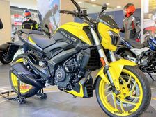 மஞ்சள் நிற தேனியாக மாறிய பஜாஜ் டோமினார் 400... காட்சிக்குள்ளாகியது 2020ம் ஆண்டிற்கான மாடல்...