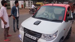 இளைஞர் ஓட்டி வந்த காரை பார்த்து ஆச்சரியத்தில் திக்கு முக்காடி போன போலீஸ் அதிகாரி... ஏன் தெரியுமா?