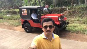 தந்தை-மகன் செயலால் திகைத்துபோன ஊர் மக்கள்... ஜீப்பிற்கு கேக் வெட்டி கொண்டாடிய வியப்பு..!