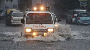 ஆம்புலன்ஸில் ஆங்கில எழுத்துக்கள் தலைகீழாக எழுதப்படுவது ஏன்...? வெளிவந்தது சிதம்பர ரகசியம்..!