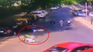 குற்றவாளிகளை தடுக்கபோய் விபத்தில் சிக்கிய காவலர்... போலீஸாரை அடித்து தூக்கி வீசும் வீடியோ காட்சி!