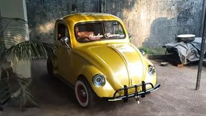 ஹோம் மேட் சாக்லேட் போல வீட்டிலேயே தயாரிக்கப்பட்ட மனதை கவரும் விண்டேஜ் கார்.. இளைஞரின் அசத்தலான திறன்