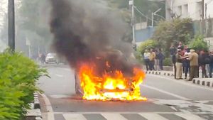 19 நாளே ஆன புதிய எம்ஜி ஹெக்டர்.. நடுரோட்டில் தீ பிடித்து நாசம்.. காரணம் தெரிஞ்சா அதிர்ந்துபோவீங்க..!
