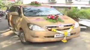 மகள் திருமண காரை மாட்டு சாணத்தால் கோட்டிங் செய்த டாக்டர்... காரணத்தை கேட்டீங்களா?