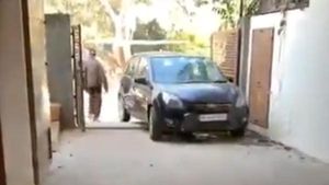 காரை பார்க்கிங் செய்ய செம ஐடியா... தொழில் அதிபர்களையே வாய் பிளக்க வைத்த சாமானிய இந்தியர்!