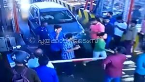 டோல்கேட் ஊழியர்களிடம் பொறுமை இழந்து பத்ரகாளியாட்டம் ஆடிய பெண்... எதற்காக தெரியுமா..? - வைரல் வீடியோ!
