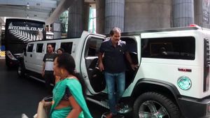 கனவில்கூட நினைத்து பார்க்க முடியாத ஹம்மர் லிமோசைன் காரில் பயணித்த இந்தியர்கள்... எப்படி தெரியுமா..?