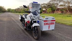 ஆம்புலன்ஸ் பற்றாக்குறை: பைக்குகளையே உயிர்காக்கும் வாகனமாக மாற்றிய ஹீரோ... ரியல் ஹீரோ சார் நீங்க..