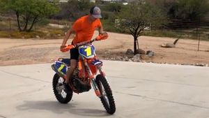 ஜிம்கள் திறக்கப்படாததால் கேடிஎம் பைக்குடன் உடற்பயிற்சி... விபரீத செயலில் ஈடுப்பட்ட பிரபல பைக் ரேஸர்