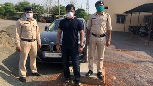 பேஸ்புக் லைவால் கிடைத்த பரிசு... விதிமீறிய இளைஞருக்கு வேற லெவல் பாடம் புகட்டிய போலீஸார்!