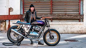 ஒன்றல்ல, இரண்டல்ல 4 பைக்குகளை உருமாற்றிய அமெரிக்க பெண்கள்.. அனைத்துமே ராயல் என்பீல்டு ட்வின் பைக்ஸ்!