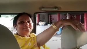 ஊரடங்கு உத்தரவை மதிக்காமல் அரசாங்க ஜீப்பில் மனைவிக்கு டிரைவிங் கற்றுக் கொடுத்த அதிகாரி!