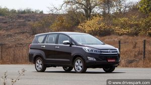 டொயோட்டா இன்னோவா க்ரிஸ்ட்டா பேஸ் வேரியண்ட்டுகளில் கூடுதல் பாதுகாப்பு வசதிகள்!