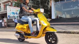 சாதாரண வெஸ்பா பாத்திருப்பீங்க.. கோல்ட் விராப் செய்யப்பட்ட வெஸ்பா பாத்திருக்கீங்களா?