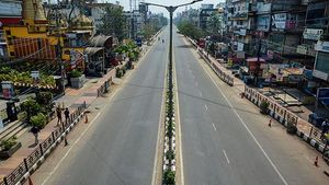 ஊரடங்கிலும் அடங்காத காளையர்கள்.. ஒரே விதிமீறலில் ஈடுபட்ட 4.5 லட்சம் பேர்.. வியப்பில் காவல்துறை!