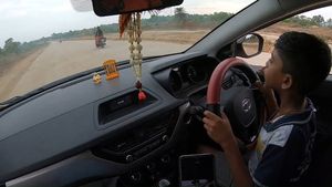 இருவரது உயிரை பணயம் வைத்து காரை ஓட்டிய 10 வயது சிறுவன்... வைரலாகும் வீடியோ...