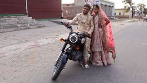 புதுமணம் முடித்த கையோடு பைக்கில் புறப்பட்ட இளம் ஜோடி.. நடு வழியில் காத்திருந்து ஷாக் கொடுத்த போலீஸ்!