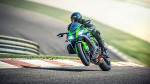 நிஞ்சா பைக்கை ரேஸுக்கு அழைத்த ஹோண்டா ஆக்டிவா... தலை, கால் புரியாமல் ஆடிய இளைஞர்கள்! இதுதான் காரணமா?