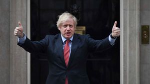 பிரதமர்னா இப்படி இருக்கணும்... 6 லட்ச ரூபாயை அள்ளி கொடுக்கும் இங்கிலாந்து அரசு... எதற்காக தெரியுமா?