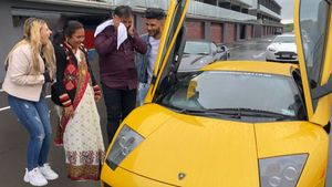 தந்தைக்கு பிறந்த நாள்! இரு சூப்பர் கார்களால் ஆச்சரியப்படுத்திய சாதாரண இளைஞர்... எப்படி தெரியுமா?