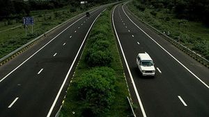 என்னாச்சு பார்த்தீங்களா... ரோடு காலியா இருந்தா வேகமா போகலாம்னு அர்த்தமில்லீங்க!