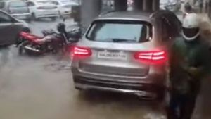 நடைமேடையில் பென்ஸ் காரை ஓட்டிய இளைஞர்... மறக்க முடியாத அனுபவத்தை கொடுத்த போலீஸ்! அது என்ன தெரியுமா?