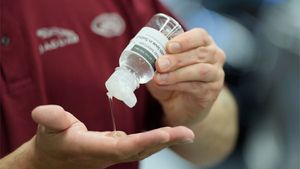 சானிட்டைசர்களால் இப்படி ஒரு ஆபத்தா..? நீங்க துளியளவும் இதை எதிர்பார்த்திருக்க மாட்டீங்க... வீடியோ!