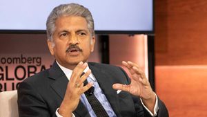 ஆனந்த் மஹிந்திராவையே ஈர்த்த ஆட்டோ... கொரோனா போராளியாக மாறிய மூன்று சக்கரக்காரன்... வீடியோ!