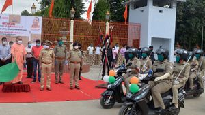 செம... பெண் போலீசாருக்கு 100 ஸ்கூட்டர்களை அள்ளி கொடுத்த நல்ல உள்ளம்... யார்னு தெரிஞ்சா அசந்திருவீங்க