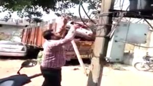 கடமையை செய்த காவலர்! பதிலுக்கு ரிவென்ஜ் எடுத்த லைன்மேன்! என்னனு தெரிஞ்சா வயிறு வலிக்க சிரிப்பீங்க..!