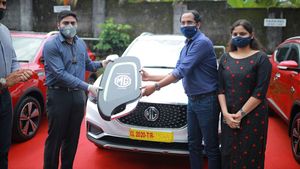 ஒரு கிமீ ஓட்ட 1 ரூபாய் கூட செலவு ஆகாது... அதனால்தான் இந்த எலெக்ட்ரிக் காரை வாங்க இவ்வளவு போட்டி...