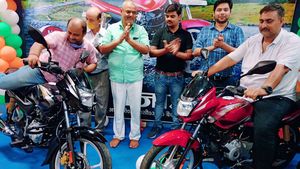 டிஸ்க் ப்ரேக் உடன் பஜாஜ் பிளாட்டினா 100 இஎஸ்... டெலிவிரி பணிகள் ஆரம்பம்...