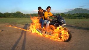 யூட்யூபில் காசு பாக்க பைக்கை கொளுத்திய வட நாட்டு இளைஞர்கள்... திக் திக் வீடியோ...