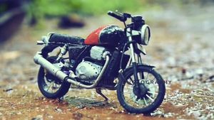 எந்திரம் உதவியின்றி கைகளினாலயே உருவாக்கப்பட்ட ராயல் என்ஃபீல்டு மினி பைக்... திறமைமிக்க இந்திய இளைஞர்