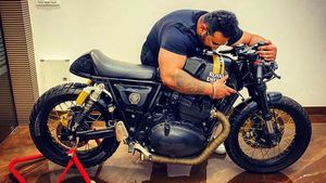 பைக்கை அலங்காரம் செய்து அழகு பார்த்த இளைஞர்... இதுக்காக இத்தனை லட்சங்களையா வாரி இறைக்குறது?