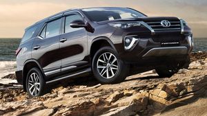 மறைப்பு எதுவுமின்றி 2021 டொயோட்டா ஃபார்ச்சூனர் ஃபேஸ்லிஃப்ட் கார் இந்தியாவில் சோதனை ஓட்டம்...