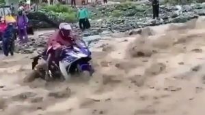 நடு நடுங்க வைக்கும் காரியத்தை துணிச்சலாக செய்த இளைஞர்... வீடியோவ பாக்குறதுக்கே தனி துணிச்சல் வேணும்!