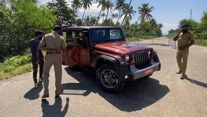 சோதனையில் இருந்த 2020 மஹிந்திரா தாரை நிறுத்திய போலீஸார்... அடுத்து நடந்ததுதான் ஆச்சிரியமே..!