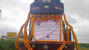 ரயிலில் பயணித்த ஆயிரக் கணக்கான புத்தம் புது கார்கள்... மத்திய அமைச்சர் வெளியிட்ட புகைப்படம்...