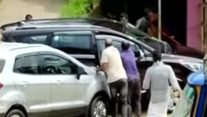 சினிமா காட்சிகளை மிஞ்சும் கார் திருட்டு... உரிமையாளர் சேஸ் செய்தும் நிற்காமல் சென்ற நபர்... வீடியோ!