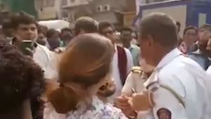 கோபத்தில் இளம்பெண் செய்த காரியம்... அரண்டுபோன போலீஸ்... இணையத்தில் வைரலாகும் வீடியோ..!