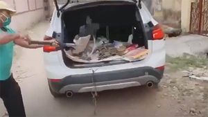 பிஎம்டபிள்யூ சொகுசு காரில் குப்பை அள்ளிய உரிமையாளர்.. காரணம் என்னனு தெரியுமா?