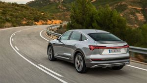 இ-ட்ரான் எலக்ட்ரிக் எஸ்யூவி கார்களில் புதிய அப்கிரேட்கள்!! அதிரடியாக கொண்டுவரும் ஆடி