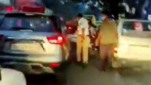 வைரலாகும் வீடியோ... ஆம்புலன்ஸ்க்கு வழி ஏற்படுத்த 2 கிமீ ஓடிய போலீஸ்காரர்.. மக்கள் மனதை வென்றார்!