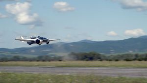 விமானமாக உருமாறும் கார்... ப்பா, என்ன வேகத்துல பறக்குது... மெர்சலாக்கும் வீடியோ!