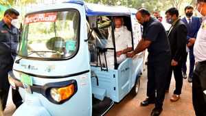 மின்சார ஆட்டோவில் சவாரி செய்த கர்நாடகா முதலமைச்சர்... எதுக்காக இந்த சவாரி தெரியுமா?