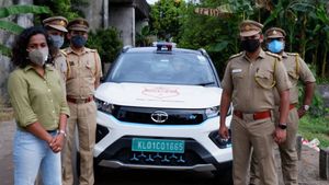 '8 மணி நேரம் போவதே தெரியல'... இளம்பெண்ணிடம் டாடா நெக்ஸான் மின்சார காரை புகழ்ந்து தள்ளிய கேரள போலீஸ்!