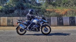 பாலிவுட் நடிகர் வாங்கிய புதிய பைக்... இந்த விலைல ஒரு காரையே வாங்கியிருக்கலாம்... இதோட விலை இவ்வளவா?