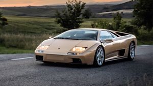 30 வயதை கடந்த லம்போர்கினி டையப்லோ ஸ்போர்ட்ஸ் கார்!! 1990ன் அதிவேகமான கார் இதுதானாம்...